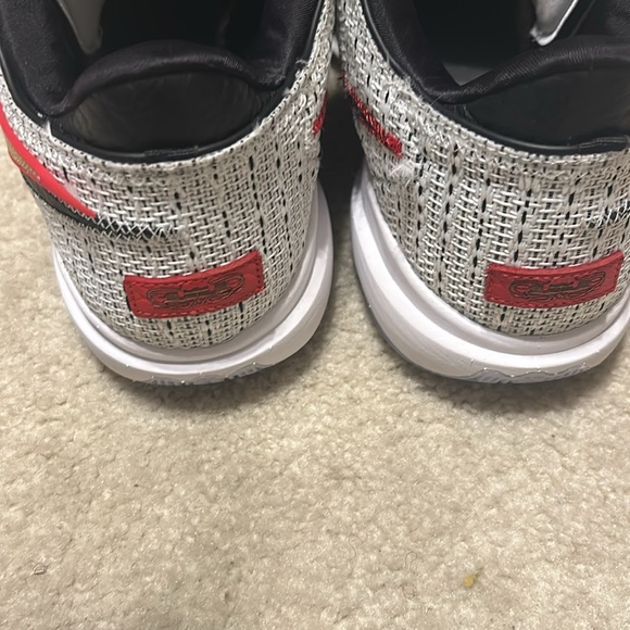 Lebron 20 Size 16 - Picture 4 of 5